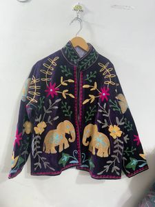Veste en velours brodée Suzani pour femme, faite à la main, motif floral, style bohème ethnique, manteau d'hiver indien brodé à la main, vente en gros directe usine - Product Image 2