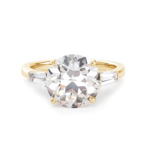 Bague de fiançailles en or jaune 18 carats avec diamant de laboratoire taille ancienne européenne de 4 carats et pierres latérales baguette coniques – Vente en gros - Product Image 1