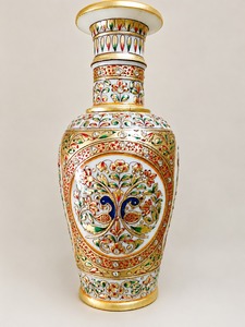 Olla grande y elegante con diseño de flores y pavo real, pintada a mano con técnica Meenakari sobre mármol, estilo arte rajastaní, para decoración de mesa en el hogar. - Product Image 1
