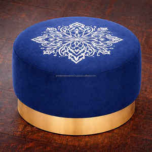 Pouf ottoman en velours marocain, motif marocain brodé, avec base en métal doré - Product Image 4