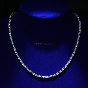 Collar minimalista con cadena de tenis y piedras redondas, en tono plateado brillante, ideal para eventos formales y atuendos de noche. - Product Image 1