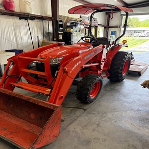 Tractor Compacto Kubota L3200 con Potente Motor Diésel, Fácil Maniobrabilidad y Rendimiento Versátil para Pequeñas Granjas - Product Image 2