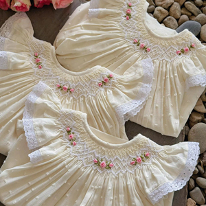Robe en lin pour bébé fille fabriquée au Vietnam, smockée, douce, confortable, en coton biologique, lavable, respirante, en stock, motif floral - Product Image 1