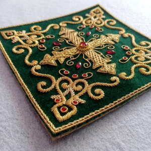 Applique religieuse brodée à la main en chenille résistante à l'eau, avec cristaux rouges et fil de bouillon 3D personnalisé, pour cérémonies - Product Image 5