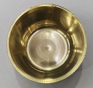 ชามอาหารทองเหลืองแบบดั้งเดิม งานฝีมือขัดเงาอย่างประณีต ชามเสิร์ฟสุดหรูสำหรับโต๊ะอาหาร โดย MHQ Traders PVT LTD - Product Image 1