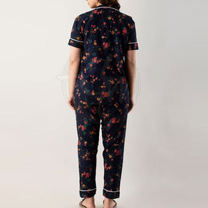 Conjunto de pijama de algodón de lujo para mujer con camisa con botones y pantalón a juego para relajarse en casa. - Product Image 2