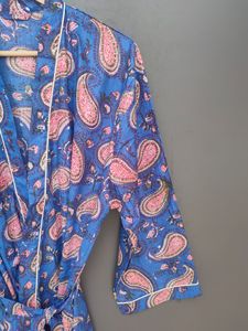 Bata de dormir para mujer con estampado de cachemira azul, manga larga, largo completo, tejido suave, con cierre de cordón - Product Image 5