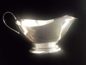 Salsera Moderna Esculpida para una Colección de Cocina Elegante - Product Image 3