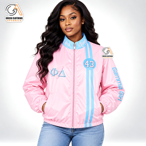 Chaqueta universitaria acolchada rosa Gamma Phi Delta para mujer, con rayas azules, letras griegas, manga larga, cierre frontal con cremallera, poliéster satinado - Product Image 1