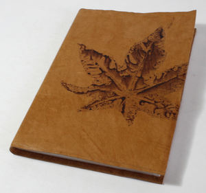 Carnet en cuir vintage fait main, papier de haute qualité, personnalisé, format A5, couverture rigide, pages vierges, impression possible. - Product Image 3