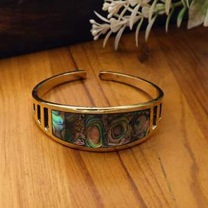 Bracelet manchette en laiton plaqué or avec incrustation de coquille d'ormeau, ajustable, fait main, vente en gros, bijoux de Jaipur, Inde - Product Image 1