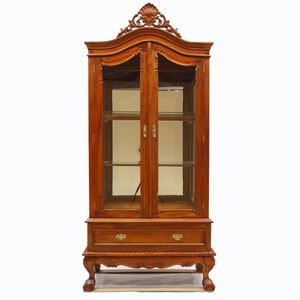 Vitrine à deux portes de style Chippendale en acajou massif, ornée de détails sculptés artistiques en haut et d'un tiroir. - Product Image 5