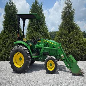 Machine agricole fiable offrant une consommation de carburant efficace, un directionnement réactif et un siège confortable pour de longues heures de travail. - Product Image 2