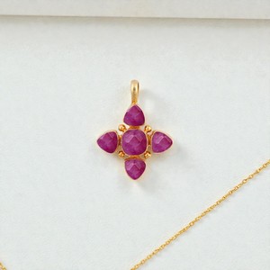 Pendentif croix en argent sterling 925 avec rubis teinté – Breloque de foi en pierre précieuse rouge profond, bijou artisanal pierre de naissance de juillet - Product Image 1