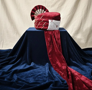 Turbante de novio artesanal de terciopelo granate con perlas, plumas y diseño indio Safa Pagri para uso nupcial real - Product Image 3