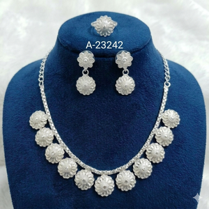 ชุดเครื่องประดับอินเดียสุดหรูจาก MOLL JEWELLERS ชุบทอง 24K ประดับเพชรซิร์คอนรูปดอกไม้ สร้อยคอพร้อมต่างหูสำหรับผู้หญิง เหมาะสำหรับงานหมั้น งานแต่งงาน และงานเลี้ยง - Product Image 6