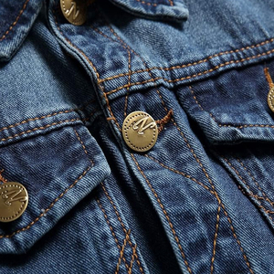 Chaleco vaquero sin mangas para hombre con logotipo personalizado, bordado de botones, estilo vintage desgastado, lavado azul, para motociclista, venta al por mayor - Product Image 4