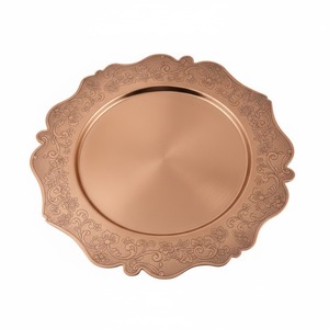 จานรองอาหารลายดอกไม้หรูหราสำหรับงานจัดเลี้ยง จานโลหะสีโรสโกลด์สำหรับงานแต่งงานและงานอีเว้นท์ ราคาดี ขายส่ง - Product Image 1