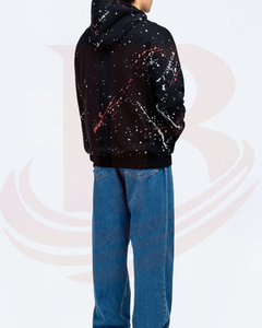 Sudadera con capucha negra para hombre con estampado en spray blanco y rojo, corte regular, algodón French Terry, estilo casual con bolsillo canguro. - Product Image 4