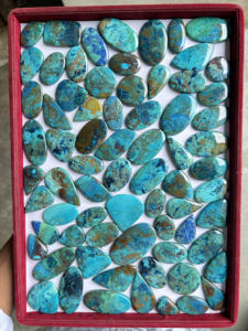 Shattuckite Cabochon อัญมณีคริสตัลธรรมชาติในรูปทรงผสมขนาดสำหรับทำเครื่องประดับอัญมณีหลวมขายส่งจำนวนมาก - Product Image 3