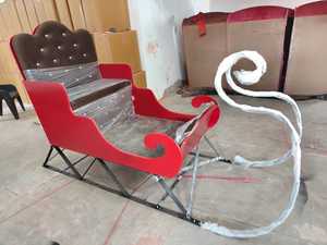 Chaise de traîneau du Père Noël en velours rouge avec structure métallique, siège décoratif pour exposition de Noël et événements festifs - Product Image 4