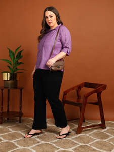 Camisa de algodón lavanda para mujer con estampado de rayas flexibles, cuello camisero y mangas cortas, diseñada para uso casual global. - Product Image 2