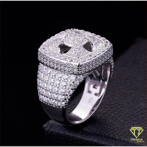 Anillo de Plata 925 de Primera Calidad con Diamante Cultivado en Laboratorio, Diseño Cuadrado con Centro Entrelazado - Product Image 3