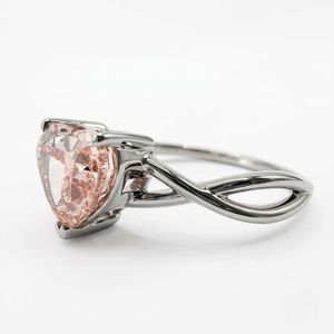 Anillo de compromiso con diamante cultivado en laboratorio de 3 quilates, forma de corazón rosa, certificado por IGI, oro blanco sólido de 14k, diseño solitario con tallo cruzado dividido. - Product Image 3