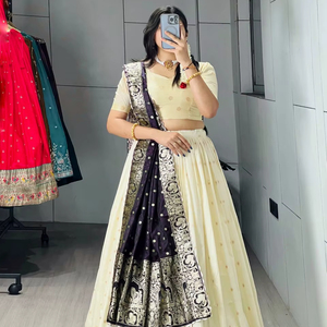Ensemble Lehenga Choli en soie Paithani classique avec dupatta tissé Zari, tenue de mariage - Product Image 1