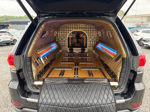 Jeep Grand Cherokee noire 2014 d'occasion, SUV Limousine avec transmission automatique et sièges en cuir pour service de navette hôtelier - Product Image 4