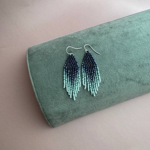 Aretes con Cuentas en Degradado Azul Marino de Diseño Elegante – Aretes Boho con Flecos de Plata Esterlina PARA BODA, FIESTA - Product Image 3
