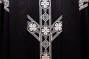 Vêtement liturgique moderne de haute qualité pour prêtre/célébrant, noir imprimé, brodé, durable, avec étole, personnalisable - Product Image 5