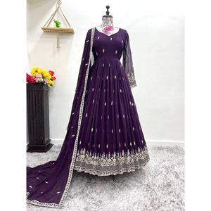 Robe longue de créateur en satin et géorgette, coupe droite, avec dentelle, broderie et travail de sequins, style A-Line, simple, violette, écologique, avec dupatta et soutien-gorge intégré - Product Image 1