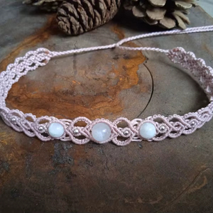 Gargantilla de Macramé con Piedra Lunar Rosa Pastel, Collar Romántico Tejido a Mano con Piedras Preciosas, Joyería Boho Chic - Product Image 1