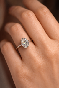 Anillo de compromiso ovalado de moissanita con efecto hielo triturado, anillo de propuesta con halo oculto para ella - Product Image 5