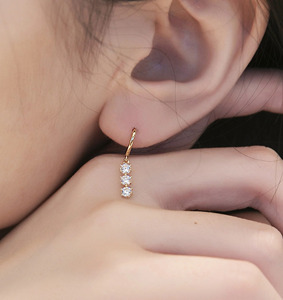 Pendientes de Oro Amarillo con Tres Diamantes Cultivados en Laboratorio - Product Image 1