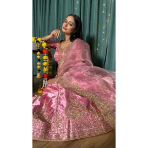 Hermosos conjuntos de mujer Lehenga Choli para fiestas adornados con Dori Sequence Zari Work - Product Image 6