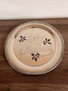 Plato Decorativo Navideño Redondo Vintage con Diseño de Acebo y Texto de Feliz Navidad, Platos Metálicos Pintados a Mano para Fiestas - Product Image 1