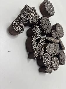 Blocs d'impression en bois sculptés à la main pour la confection de motifs floraux et mandalas sur tissus, papiers et artisanat – Ensemble de tampons artisanaux - Product Image 3