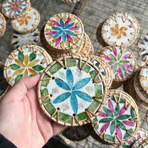 Sous-verre rond classique en rotin de couleur personnalisée avec motif de perles bleues, résistant à la chaleur, écologique, durable, décoration de table - Product Image 4