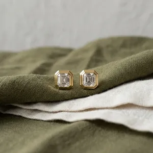 Boucles d'oreilles modernes serties de diamants, certifiées IGI, de laboratoire, taille Asscher, plaquées or, à fermoir poussoir - Product Image 3
