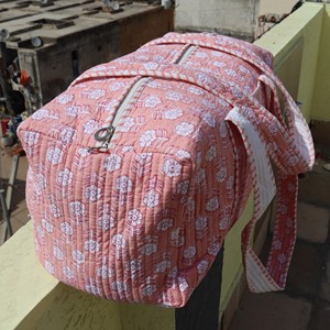 Sac de voyage matelassé rose à motif floral avec fermeture éclair, sac à bandoulière portable, style décontracté, design léger - Product Image 6