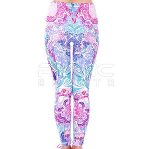 Leggings de sublimación para mujer de marca privada fabricados en Pakistán con tela elástica premium y diseño personalizado - Product Image 5