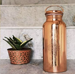 Botella moderna de cobre liso con una silueta curva y detalles de base en capas, ahora disponible a precios de mayorista. - Product Image 2