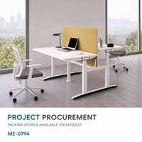 Bureau de travail moderne électrique réglable en hauteur pour deux personnes, en bois, rectangulaire, avec dessus blanc et panneau de confidentialité jaune en forme de T