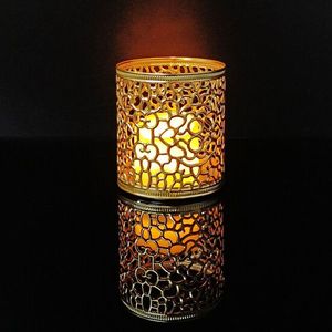 Élégant porte-bougie votif en métal offrant une éclairage doux, idéal pour les rituels de méditation et les intérieurs sereins - Product Image 6