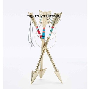 Support à collier en métal plaqué or en forme de flèche croisée, idéal pour la présentation élégante d'accessoires de bijouterie artistique - Product Image 1