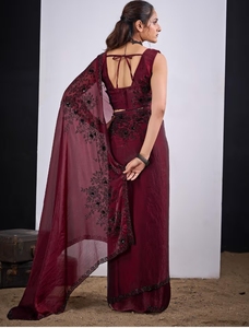 Sari de Fiesta de Diseño KV en Satén de Seda Color Granate con Adornos, Blusa Sin Coser, Sin Arrugas y Reversible - Product Image 2