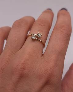 Anillo de Diamantes Cultivados en Laboratorio de 0.60 CT con 2 Piedras en Oro de 14K para Mujer |   Anillo de Compromiso Toi Et Moi |   Elegante Joyería Nupcial - Product Image 2