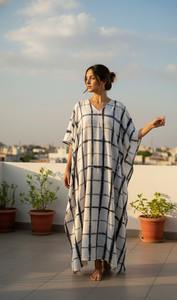 ชุดเดรสยาวทรงตรงคอวีผ้าฝ้าย 100% เป็นมิตรกับสิ่งแวดล้อมสำหรับผู้หญิง ตัดเย็บด้วยมือ ทรงหลวม ระบายอากาศได้ดี ซักได้ เหมาะสำหรับกิจกรรมกลางแจ้ง รับผลิตแบบ ODM - Product Image 2